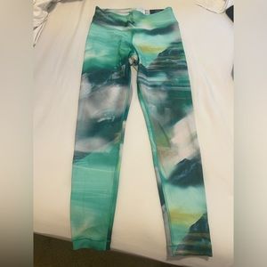 NWT women’s size M Reebok workout leggings